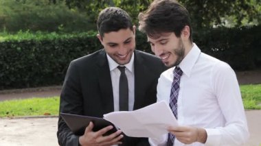 İki mutlu işadamları tablet bilgisayar ile çalışma