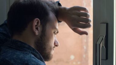 Parlak vitrinlere bakıyor Beyaz delikanlı. Çaresiz, 4k