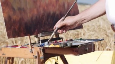 ressam ile fırça renkleri karıştırma