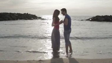 iki dans ve sahilde günbatımı - deniz ve aşk öpüşme aşk içinde