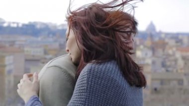 Genç çift aşık, sarılma ve öpüşme, Roma arka plan