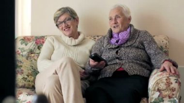 yaşlı kadın kızıyla kanepede televizyon izliyor: iç, eski, yaşlı,