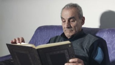 dini ihtiyar İncil okuma