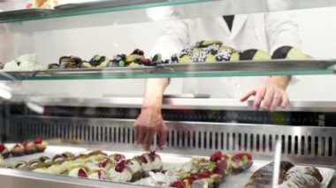 Baker hamur işleri bir müşteriye satıyor.