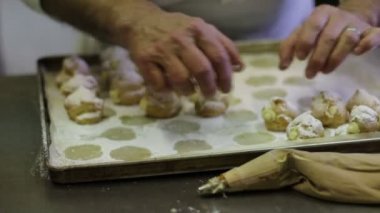 pasta şefi krem puffs hazırlanıyor