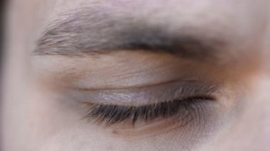 çekici bir genç adam kameraya benziyor: güzel anlamlı mavi göz