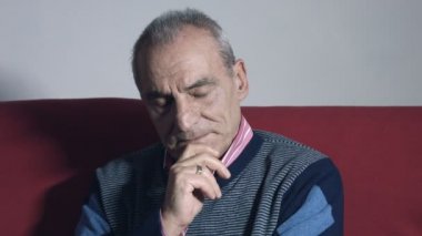 dalgın yaşlı adam yalnız onun düşüncelerinde derin oturma