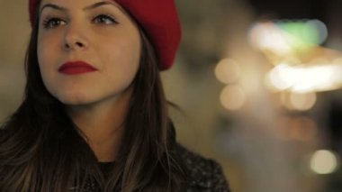 Kadın erkek arkadaşını bekliyor.