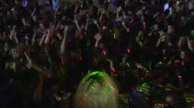 vahşi kalabalık dans