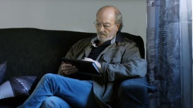 Olgun adam tablet kullanma