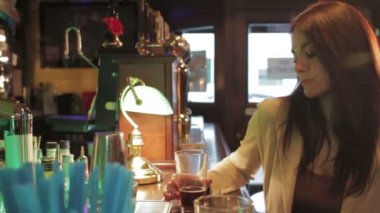 üzgün kadın alır sarhoş - dolly