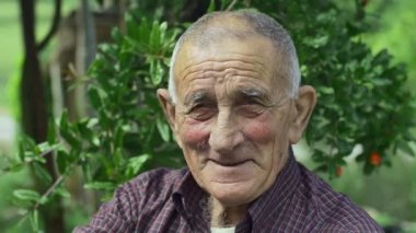 gülümseyen yaşlı adam