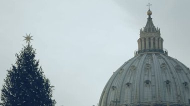 Bazilikanın kubbe turistlere