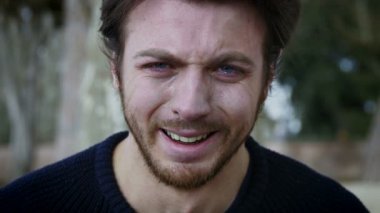 umutsuz adamın çılgın, kamera önünde ağlayarak gözyaşları, umutsuzluk, depresyon