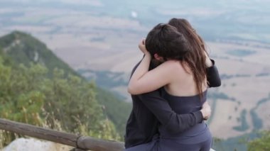 İki sevgili, tutkulu öpücük