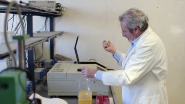 Tıbbi Araştırma Laboratuarlarında çalışıyorum.