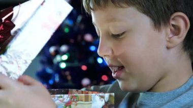 bir Noel hediyesi bir ışık kutusu açılır bir çocuk portresi kapatın
