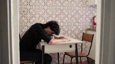 soğuk bir çocukla bir termometre onun kız arkadaşından alır.