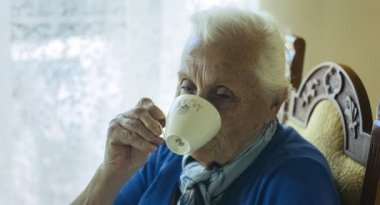 bir bardak çay ile yaşlı kadın rahatlatır