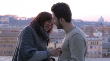 Roma'da aşık genç çift: nişan, okşamalarla, hugs, romantik Ortaklar