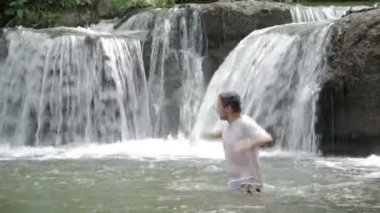 Suda heyecanlı genç adam