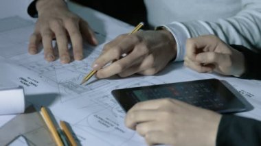 planları üzerinde çalışan insanlar