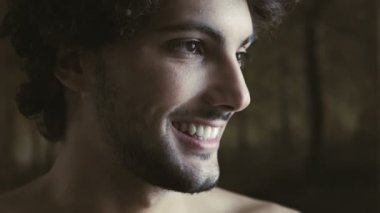 gülümseyen yakışıklı adam