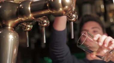 Barmen dökme bardak bira bira
