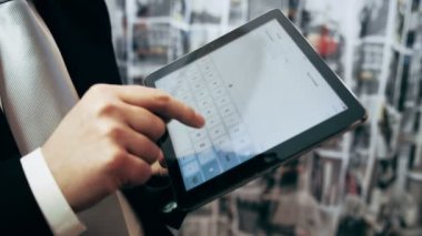 zarif işadamı ile bir tablet bilgisayar e-posta gönderme