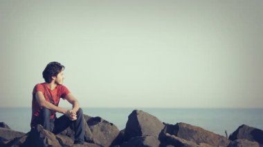 Dalgın üzgün çocuk arıyorsunuz