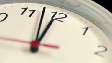 Öğlen veya gece yarısı söyler saati
