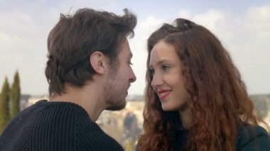 Genç çift şefkatle öpüşme: romantik an ve ilk öpücük