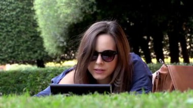 Tablet bilgisayar kullanan genç bir kadın