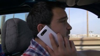 Sürüş sırasında cep beyaz adam kullanır