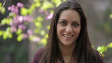 mutlu gülümseyen kadın kameraya benziyor: açık, güneş ışığı, sevimli, güzel