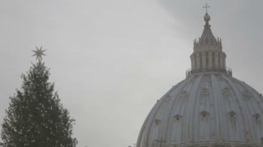 Bazilikanın kubbe turistlere