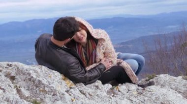 Aşık kucaklaşmak ve oyun, öpücük, doğa