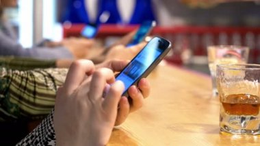 Akıllı telefon kullanan insanlar