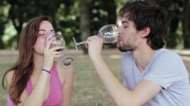 Kırmızı şarap içen çift.