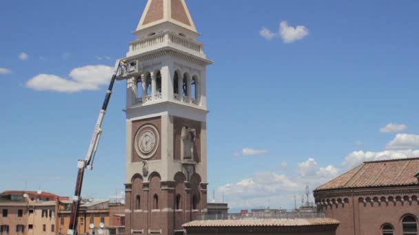 Pedreiros que fazem o trabalho de manutenção de um sino de torre — Vídeo de Stock