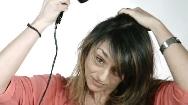Крупным планом на женщину, сушки ее волосы — стоковое видео