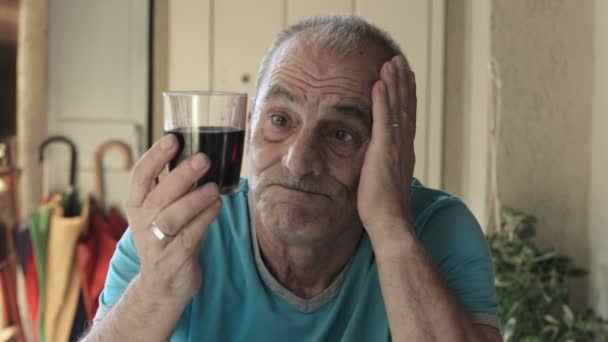 Viejo solo y triste probar una copa de vino tinto: alcohol, depresión, 4k — Vídeo de stock