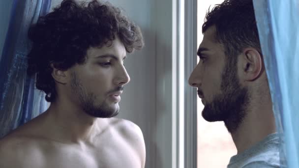 Dos hombres besándose: gay besos — Vídeos de Stock