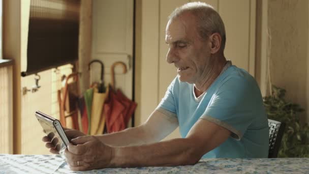 Παλιά ο άνθρωπος χρησιμοποιεί υπολογιστή tablet στο σπίτι: ηλικιωμένους, τεχνολογία, Διαδίκτυο — Αρχείο Βίντεο