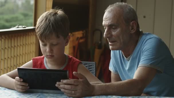 Abuelo y nieto jugando con la tableta: familia, hijos , — Vídeo de stock