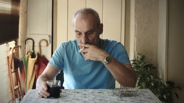 Homem mais velho beber vinho e fumar cigarro: tristeza, solidão — Vídeo de Stock