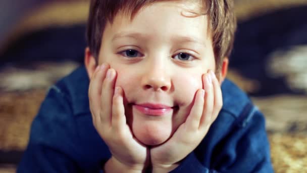 一个快乐的孩子，笑着，缺少一颗牙的肖像 — 图库视频影像