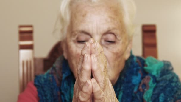 Catholic old woman in prayer: God, seeking, faith, religious — Stock Video