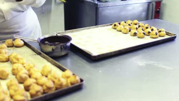 Pastry chef fills cream puffs — Stock Video