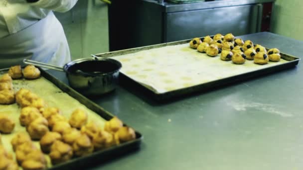 Chef de pastelaria enche puffs creme — Vídeo de Stock